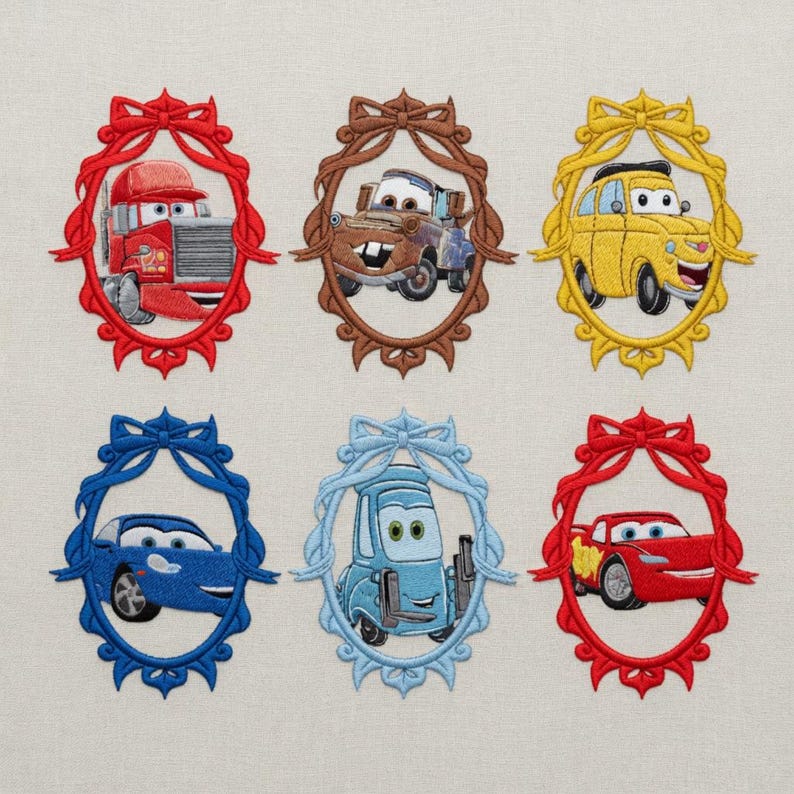 Op de afbeelding: Geborduurde ontwerpen met personages uit de film "Cars". Elk personage is omlijst in een ovale rand met een strik. De personages omvatten een rode vrachtwagen, een bruine sleepwagen en een gele auto.