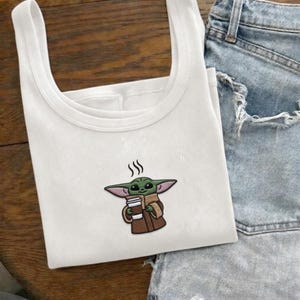 Grogu Baby Yoda Linne i Kaffe, Star Wars Disney Ribbad Babytröja, Söt Mandalorian Grafisk Tröja, Disneyland Outfit, Y2K Disney Estetik bild 2