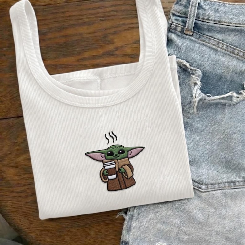 Grogu Baby Yoda Linne i Kaffe, Star Wars Disney Ribbad Babytröja, Söt Mandalorian Grafisk Tröja, Disneyland Outfit, Y2K Disney Estetik bild 2