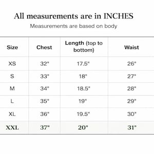 K&ouml;nnte beinhalten: Eine wei&szlig;e Tabelle mit schwarzem Text, der K&ouml;rperma&szlig;e in Zoll detailliert. Die Tabelle enth&auml;lt die Gr&ouml;&szlig;en XS bis XXL mit entsprechenden Brust-, L&auml;ngen- und Taillenma&szlig;en. Der Text oben lautet: "Alle Ma&szlig;e sind in ZOLL."