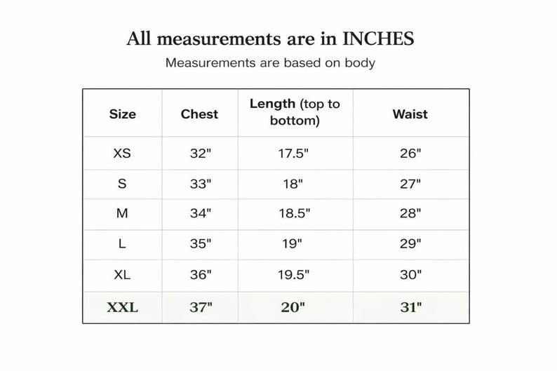 K&ouml;nnte beinhalten: Eine wei&szlig;e Tabelle mit schwarzem Text, der K&ouml;rperma&szlig;e in Zoll detailliert. Die Tabelle enth&auml;lt die Gr&ouml;&szlig;en XS bis XXL mit entsprechenden Brust-, L&auml;ngen- und Taillenma&szlig;en. Der Text oben lautet: "Alle Ma&szlig;e sind in ZOLL."