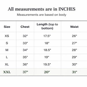 Puede incluir: Una tabla blanca con texto negro que detalla las medidas de la ropa en pulgadas. La tabla incluye tallas XS a XXL, con medidas de pecho, largo y cintura. El texto en la parte superior dice "Todas las medidas est&aacute;n en PULGADAS."
