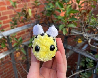 Mini gehäkelte Biene