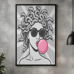 Può includere: Stampa incorniciata in stile pop art con Medusa con occhiali da sole che soffia una bolla di gomma da masticare. L'opera d'arte è in bianco, nero e grigio con una bolla rosa. Lo sfondo ha un motivo a pois e linee radiali.