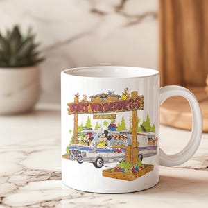 K&ouml;nnte beinhalten: Wei&szlig;e Keramiktasse mit einer farbenfrohen Illustration von Mickey Mouse, Minnie Mouse und Pluto in einem Van mit dem Text "FORT WILDERNESS RESORT". Die Tasse hat einen gebogenen Griff und ist f&uuml;r hei&szlig;e oder kalte Getr&auml;nke geeignet.
