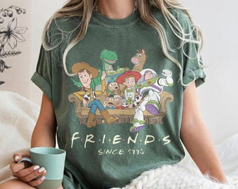 Camiseta de Toy Story "Amigos desde 1995", camiseta retro de personajes de Disney Pixar, top de vacaciones en Toy Story Land, camiseta gráfica de Woody, Buzz y Jessie Squad.