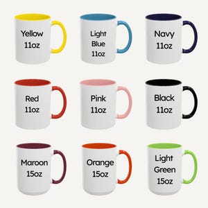 Puede incluir: Nueve tazas de cer&aacute;mica blancas con interiores y asas de colores. Los colores incluyen amarillo, azul claro, azul marino, rojo, rosa, negro, granate, naranja y verde claro. Cada taza tiene el nombre del color y el tama&ntilde;o impresos.