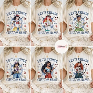 Pu&ograve; includere: Sono mostrate magliette color crema con le scritte "LET'S CRUISE" e "CUSTOM NAME". Ogni maglietta presenta un diverso design di personaggi dei cartoni animati all'interno di una cornice a tema nautico, tra cui ancore e un timone.