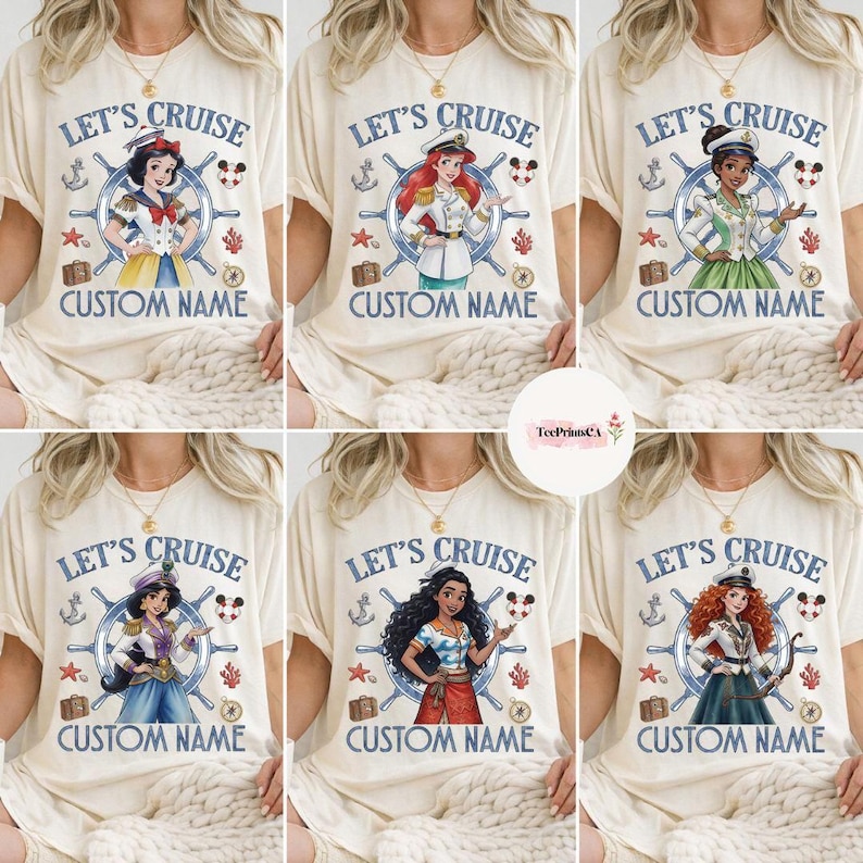 Pu&ograve; includere: Sono mostrate magliette color crema con le scritte "LET'S CRUISE" e "CUSTOM NAME". Ogni maglietta presenta un diverso design di personaggi dei cartoni animati all'interno di una cornice a tema nautico, tra cui ancore e un timone.