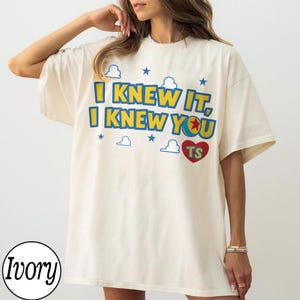 Maglietta vintage "I Knew It I Knew You", maglietta retrò con tipografia a nuvole di Toy Story, maglietta natalizia Pixar Luxo Ball, regalo coordinato per la famiglia Disney immagine 3