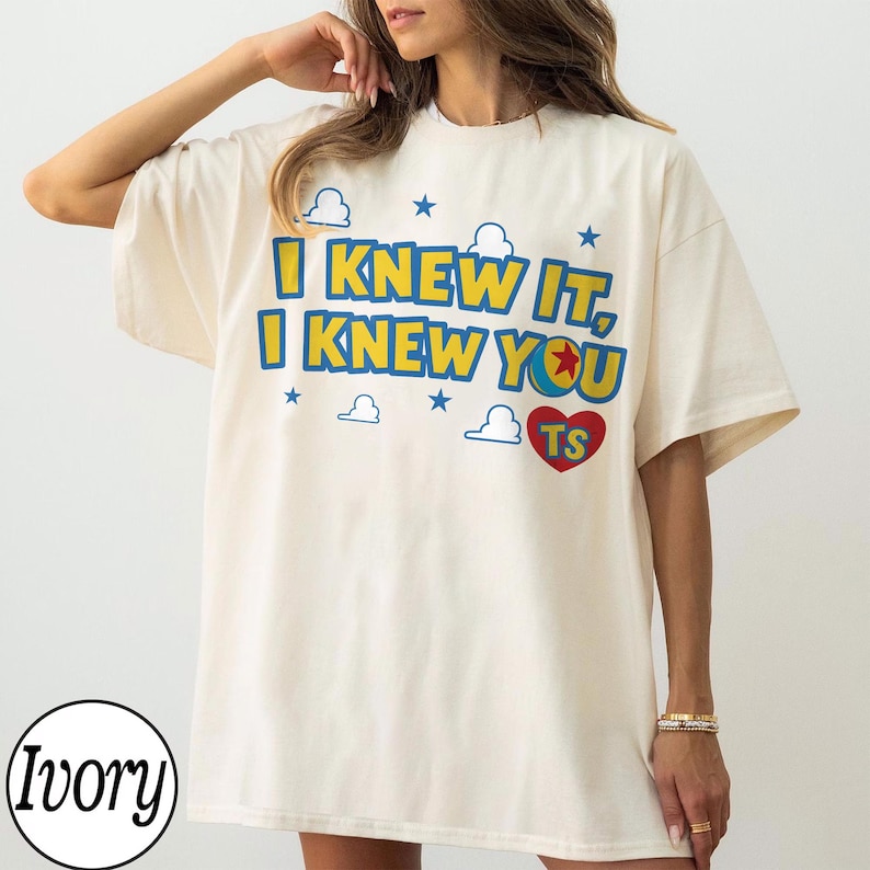 Maglietta vintage "I Knew It I Knew You", maglietta retrò con tipografia a nuvole di Toy Story, maglietta natalizia Pixar Luxo Ball, regalo coordinato per la famiglia Disney immagine 3