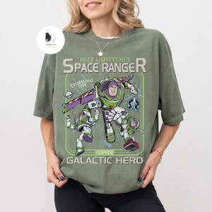 Puede incluir: Una taza de cer&aacute;mica blanca con un asa negra y el texto "But First, Coffee" en un estilo manuscrito. La taza est&aacute; sobre una superficie blanca. La taza mide aproximadamente 10 cm de alto.