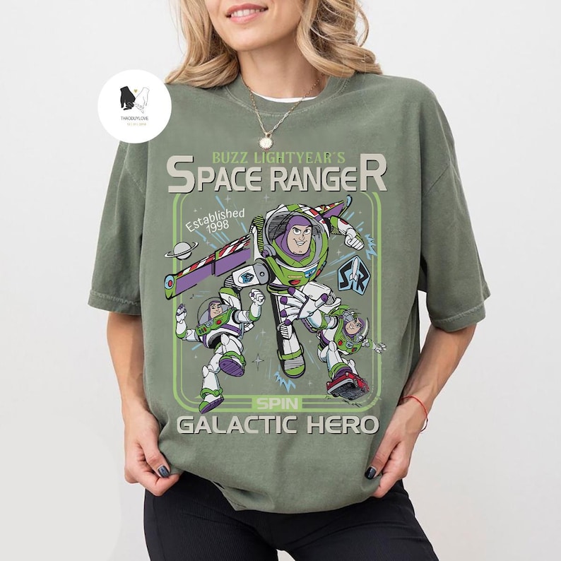 Puede incluir: Una taza de cer&aacute;mica blanca con un asa negra y el texto "But First, Coffee" en un estilo manuscrito. La taza est&aacute; sobre una superficie blanca. La taza mide aproximadamente 10 cm de alto.