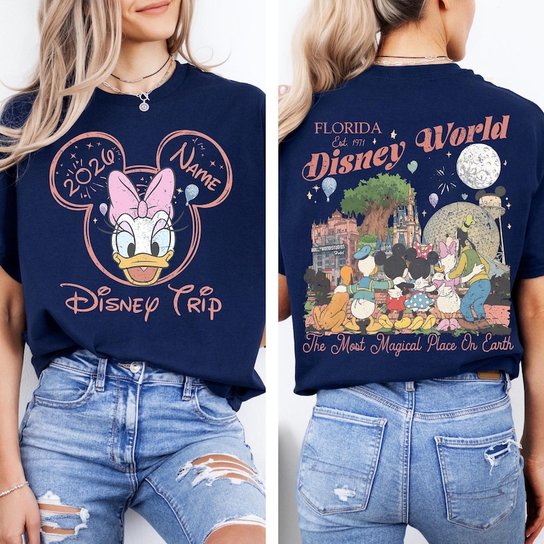 K&ouml;nnte beinhalten: Marineblaues T-Shirt mit Daisy Duck-Grafik und dem Text "2020 Disney Trip". Auf der R&uuml;ckseite des Shirts befindet sich eine Disney World-Grafik mit dem Text "Florida Disney World Est. 1971" und "The Most Magical Place On Earth".