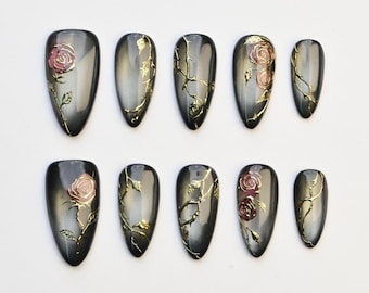 Zwarte roos acrylnagels | Rookkleurige gradient nagels met gouden lijntekening | Gotische romantische gelnagels | Donkere bloemen handgemaakte nagelset | Kunstnagels