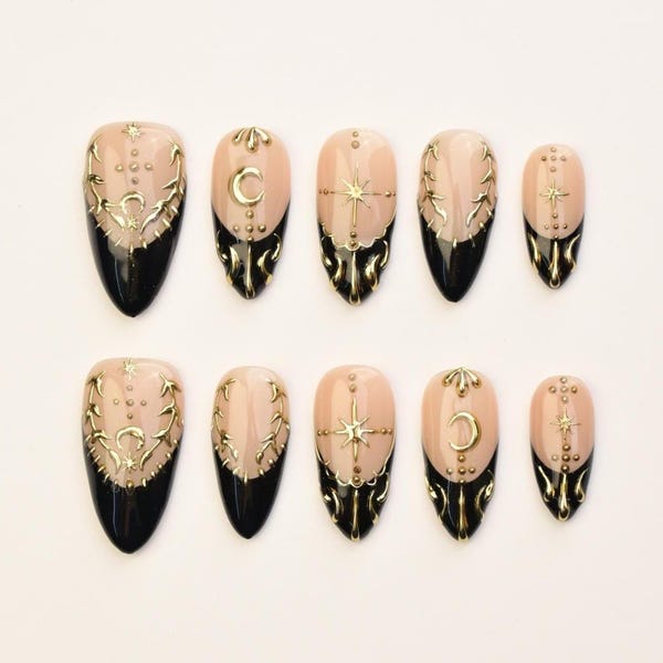 Zwart-gouden hemelse pers op de nagels | Gotische nailart met maan en ster | Luxe astrologische nagels met 3D-gouden details | Franse gelnagels