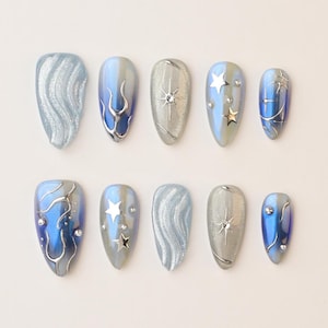 Uñas postizas con diseño de ojo de gato azul, uñas de gel con línea cromada Galaxy, set de uñas metálicas con estrellas, uñas con degradado azul oscuro, uñas cibernéticas Y2K, uñas reutilizables