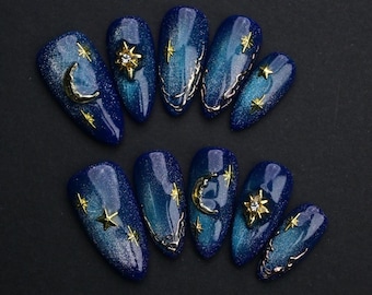 Galaxy-Sternen- und Mond-Nägel | Mitternachtsblaue Acryl-Nägel | Himmlisches Nagelset mit goldenen Anhängern | Kosmischer Ombré-Nägel | Luxuriöse handgefertigte Nägel