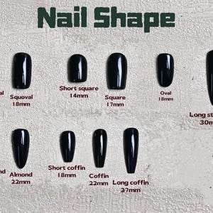 Op de afbeelding: Een visuele gids voor nagelvormen, met zwarte nagel tips in verschillende stijlen. Inclusief Short squoval, Squoval, Short square (14mm), Square (17mm), Oval (18mm), Long stiletto (30mm), Short almond (18mm), Almond (22mm), Short coffin (18mm), Coffin (22mm) en Long coffin (27mm).