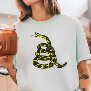 Snake Shirt, Unique Snake Design Tee, Animal T-shirt, Reptile Lover Gift, Graphic Tee, Men&#39;s Shirt, Women&#39;s Snake Tee