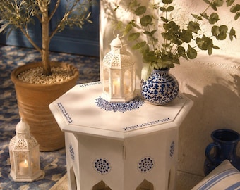 Weißer und kobaltblauer orientalischer Beistelltisch | Dekorative Möbel im marokkanischen Riad-Stil | Kleiner Boho-Chic-Tisch im mediterranen Stil
