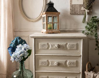 Kommode/Nachttisch im Shabby-Chic-Stil – Romantisches Vintage-Stück, komplett restauriert