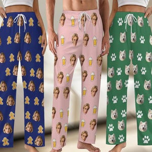 Può includere: Tre paia di pantaloni da pigiama con motivi unici. Un paio è blu navy con omini di pan di zenzero e il volto di una donna. Un altro è rosa con boccali di birra e il volto di un uomo. Il terzo è verde con facce di cani e impronte di zampe.
