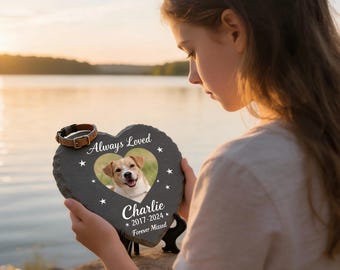 Pizarra conmemorativa personalizada para mascotas con forma de corazón, gris oscuro, con foto.