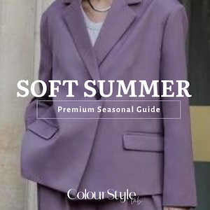 Może przedstawiać: Liliowy żakiet i pasujący do niego garnitur ze spodniami. Żakiet ma klasyczny krój z kieszeniami i klapami z wycięciami. Na zdjęciu widnieje napis "SOFT SUMMER" i "Premium Seasonal Guide".