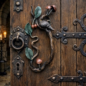 Puede incluir: Puerta de madera marrón oscuro con un llamador de metal decorativo que presenta un pájaro estilizado, hojas y setas. La puerta también tiene un tirador de anillo, cerradura y bisagras decorativas, todo en un acabado antiguo a juego.