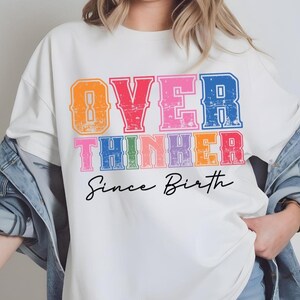 Overthinker PNG Sarkastische Stimmung Png 24: 7 Snarky Retro Kariert sarkastische Lustig Psychische Gesundheit Trendige Frauen Freche Png Lustige Mutter Png ORIGINAL