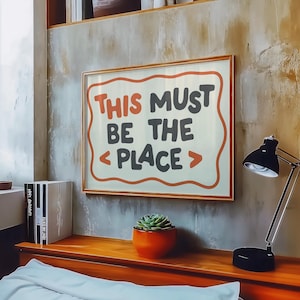 Póster personalizable "This Must Be The Place", arte para pasillos, decoración de pared de bienvenida, impresión para entrada, impresión de arte maximalista con garabatos