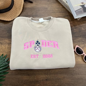 Camisa bordada de Spider-Man, sudadera rosa con dibujos animados, regalo para fans de Spider-Man, cuello redondo kawaii, jersey unisex acogedor ECL281H.C