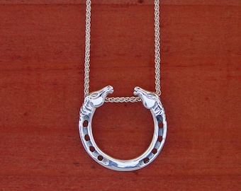 Colgante de cabeza de caballo en la parte superior de una herradura, plata de ley - Collar ecuestre - Joyería de herradura