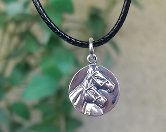 Colgante de plata de ley con dos cabezas de caballo: joyería ecuestre