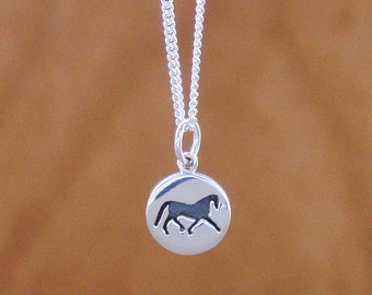 Collar con colgante de caballo en plata de ley: regalo de joyería ecuestre