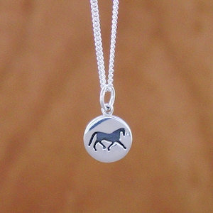 Collar colgante de disco de caballo de silueta plata de ley - collar de encanto de caballo - collar de capas - colgante de caballo - regalo de caballo