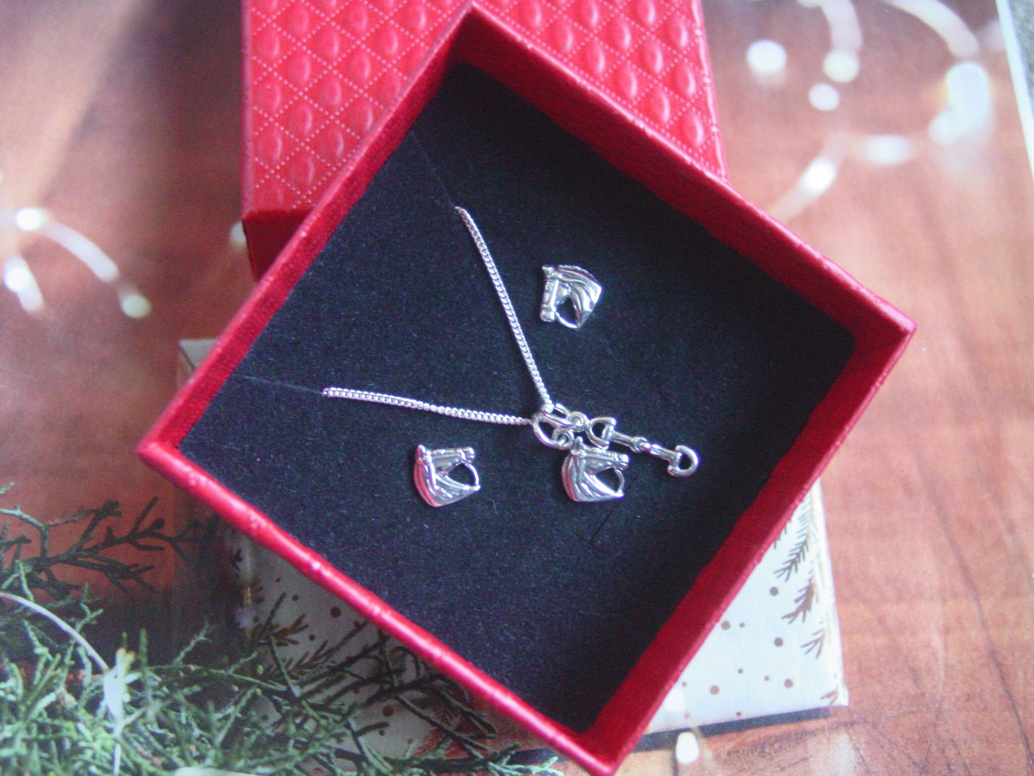 Orecchini pendenti in argento sterling con staffa equestre