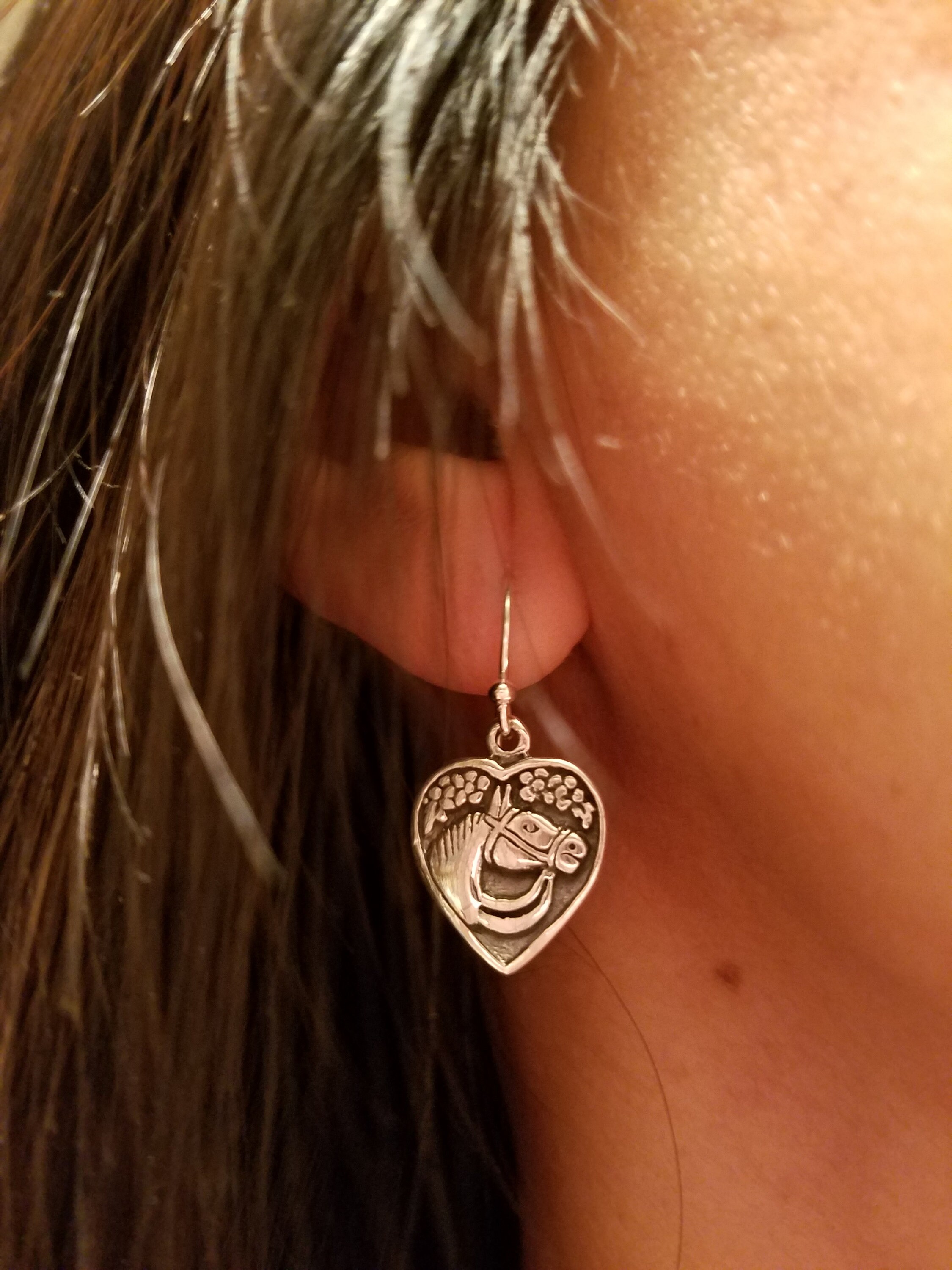 Orecchini a forma di cuore con cavallo in argento sterling: regalo di gioielli equestri - Italia