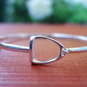 Bracciale con staffa - Gioielli equestri - Gioielli per cavalli - Bracciale per cavalli - Regali equestri - Regali per l&#39;equitazione - Bracciale per cavalli