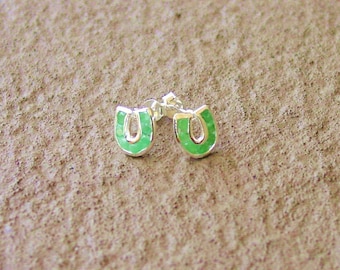 Orecchini A Perno Con Cavallo A Dondolo In Argento Sterling E Pietre CZ Orecchini A Perno Con Cavallo A Dondolo In Argento Sterling E Pietre CZ