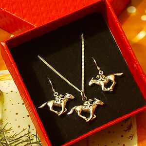 Conjunto de joyas de carreras de caballos en plata de ley: colgante y pendientes