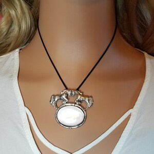 Pferd Anhänger, 925er Silber Brosche: Perlmutt Schmuck, Pferdesport