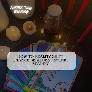 Puede incluir: Un despliegue de cartas de tarot con el texto "HOW TO REALITY SHIFT CHANGE REALITIES PSYCHIC READING" encima de las cartas. Las cartas están sobre una superficie negra con velas y un frasco de líquido.