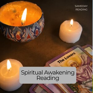 Könnte beinhalten: Drei brennende Kerzen und ein Tarotkartendeck mit der Karte Die Liebenden. Eine Kerze befindet sich in einem gemusterten blau-orange-weißen Behälter. Der Text SAMEDAY READING und Spiritual Awakening Reading ist im Bild sichtbar.
