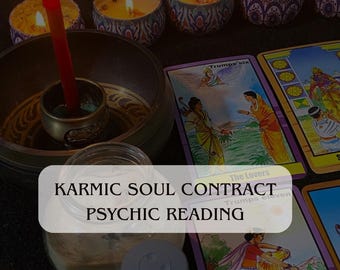 Könnte beinhalten: Eine Anordnung von Tarotkarten, brennenden Kerzen und einer Klangschale. Die Karten zeigen farbenfrohe Illustrationen, und die Kerzen sind angezündet. Der Text auf dem Bild lautet "Karmic Soul Contract Psychic Reading" und "Same Day Reading".