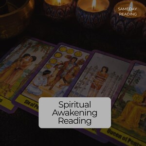 Könnte beinhalten: Ein Set von Tarotkarten mit dem Sechs der Münzen und der Königin der Münzen, im Hintergrund brennende Kerzen. Ein weißes rechteckiges Overlay zeigt den Text "Spiritual Awakening Reading" und "SAMEDAY READING" ist oben rechts zu sehen.