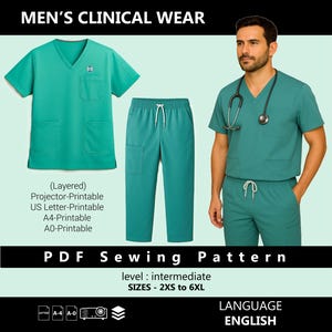 Op de afbeelding: Turkooiskleurige medische scrubset, bestaande uit een V-hals top met twee zakken en een broek met trekkoord. De afbeelding toont ook een persoon die de scrubs en een stethoscoop draagt. Tekst op de afbeelding luidt "MEN'S CLINICAL WEAR" en "PDF Sewing Pattern".