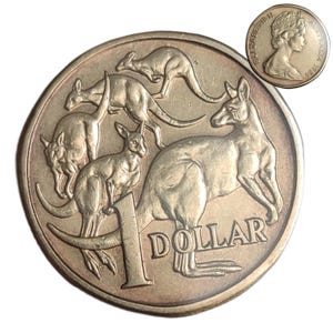 Op de afbeelding: Een goudkleurige Australische één dollar munt met een kangoeroe en zijn jong, met het woord "DOLLAR" en het cijfer "1" prominent weergegeven. Een ingezette munt toont een profiel van koningin Elizabeth II.