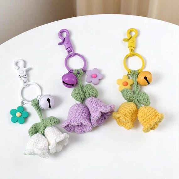 かぎ針編みのスズランキーホルダー：ハンドメイドウールの花柄バッグ